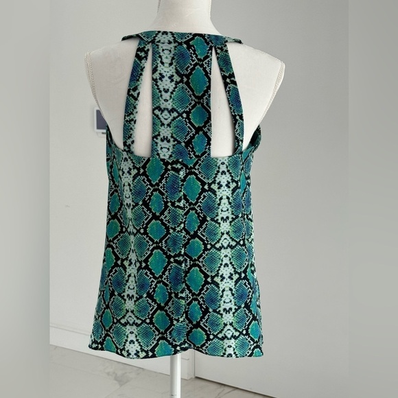 BCBG Maxazria Sleeveless Snake Print Blouse
Split Neck Size XS Green/ Black - Picture 3 of 6